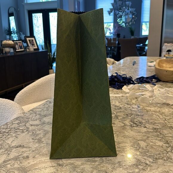 🛍️ Authentic Gucci Shopping Bag - 18.75” x 14” x 6.75” - Stylish and Functional - Picture 3 of 4